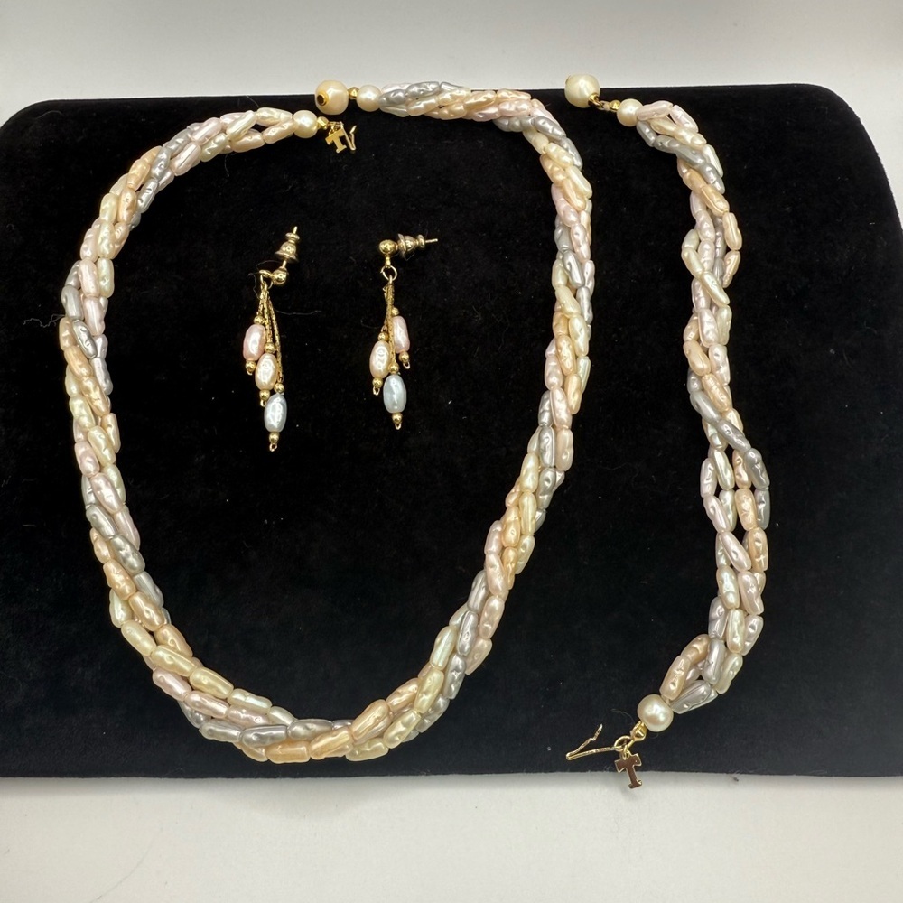 Faux Freshwater Dimpled Pearl Necklace Set - With "T" Gold Tag On Clasp